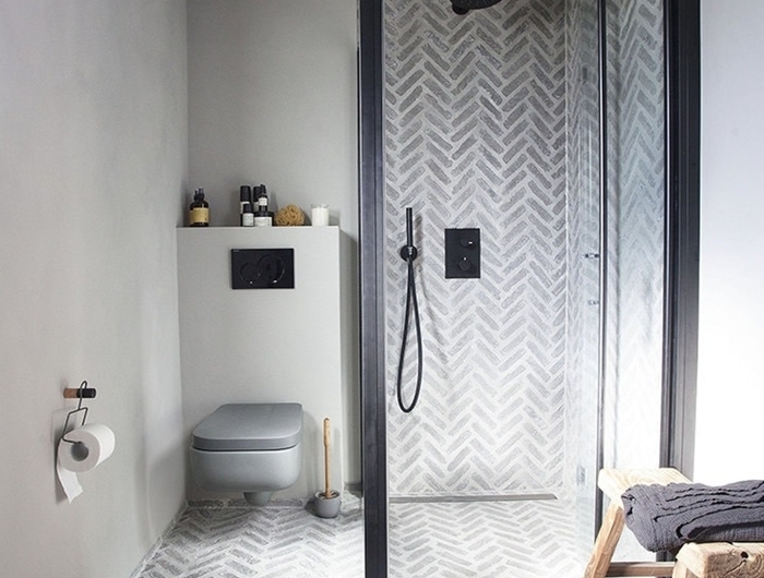 design intérieur minimaliste carrelage motifs géométriques blanc et gris petite salle d eau douche cuvette wc suspendue grise