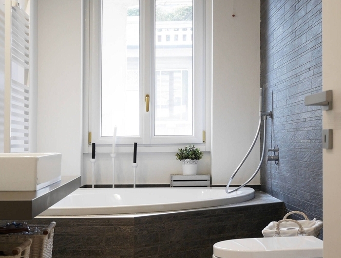 design intérieur style moderne revêtement mural carrelage effet pierre salle de bain baignoire et douche