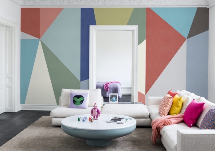 design intérieur tendance peinture géométrique salon mur accent canapé d angle blanc coussins décoratifs table basse ronde