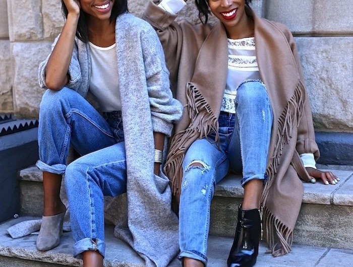 deux femmes en jean boyfriend avec des capes longues et de bottes cape femme hiver