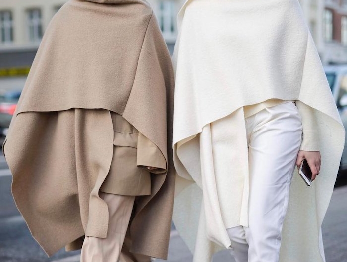 deux femmes vetues en capes look monochrome en beige et blancjpg