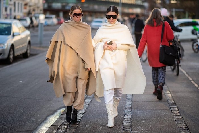 deux filles en capes longues beige et blanc monochromes la mode de la rue tendance automne hiver 2021