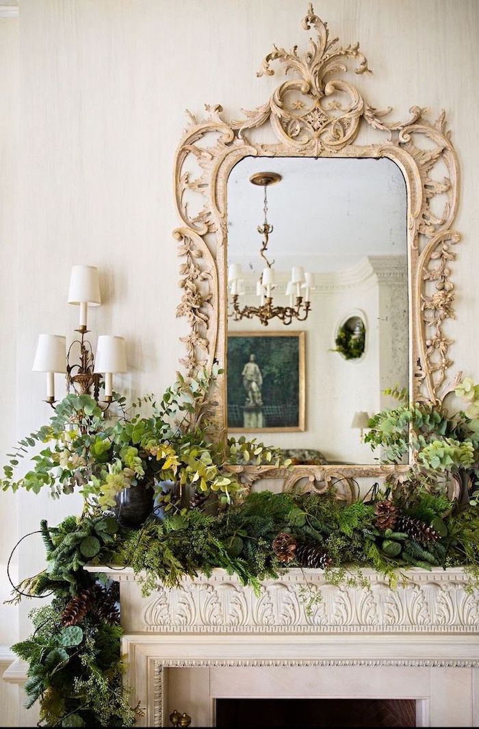 déco cheminée noel un miroir orne au dessus qui superpose un guirlande en verdure abondante