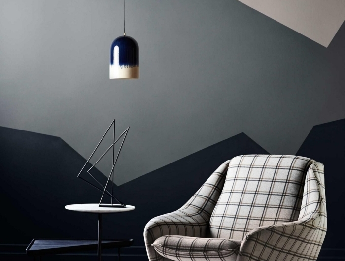 déco coin lecture design moderne lampe suspendue ombré peinture triangle salon fauteuil tissu carreaux pieds bois
