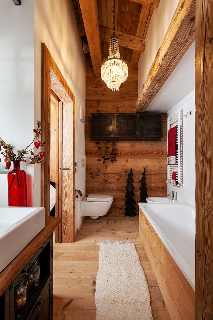 déco petite salle de bain style rustique chalet montagne lustre cristaux tapis moelleux blanc planches bois murs