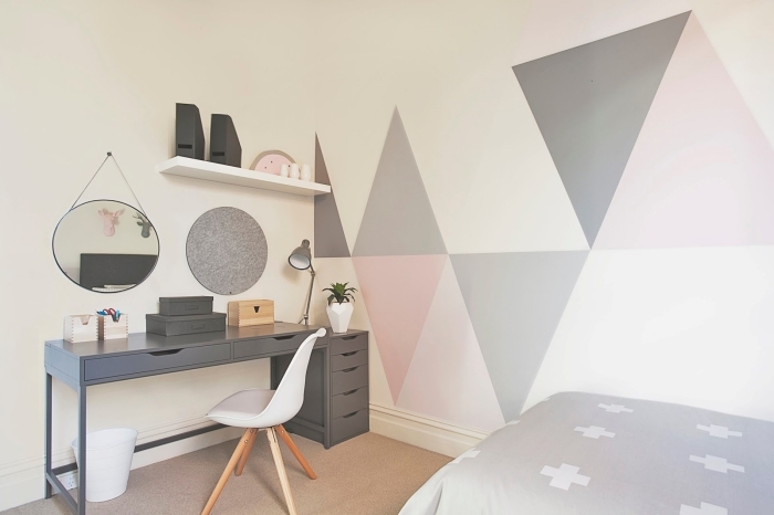 décoration chambre enfant bureau gris anthracite étagère suspendue blanche peinture triangle chambre fille chaise blanche miroir rond