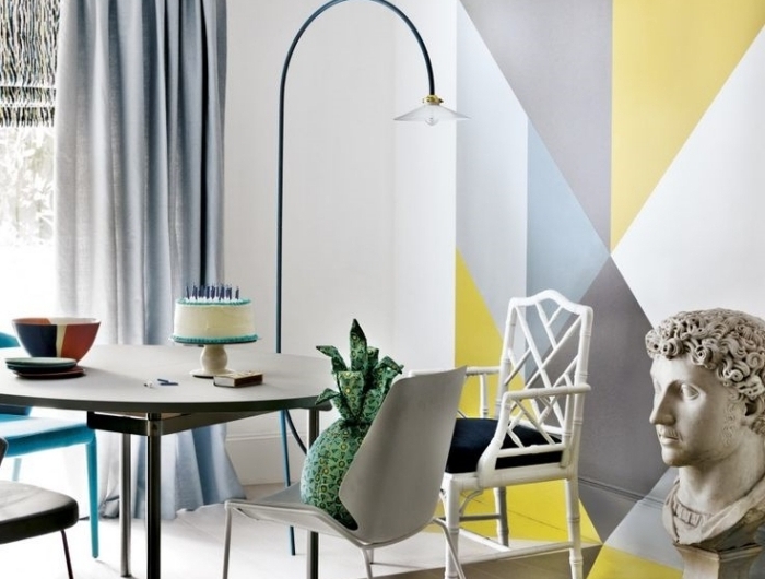 décoration intérieure tendance peinture géométrique chaise blanche lampe sur pied rideaux gris table noire peinture couleurs