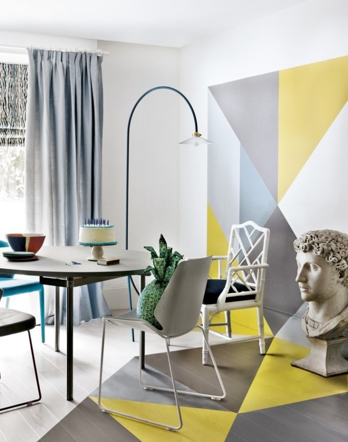 décoration intérieure tendance peinture géométrique chaise blanche lampe sur pied rideaux gris table noire peinture couleurs