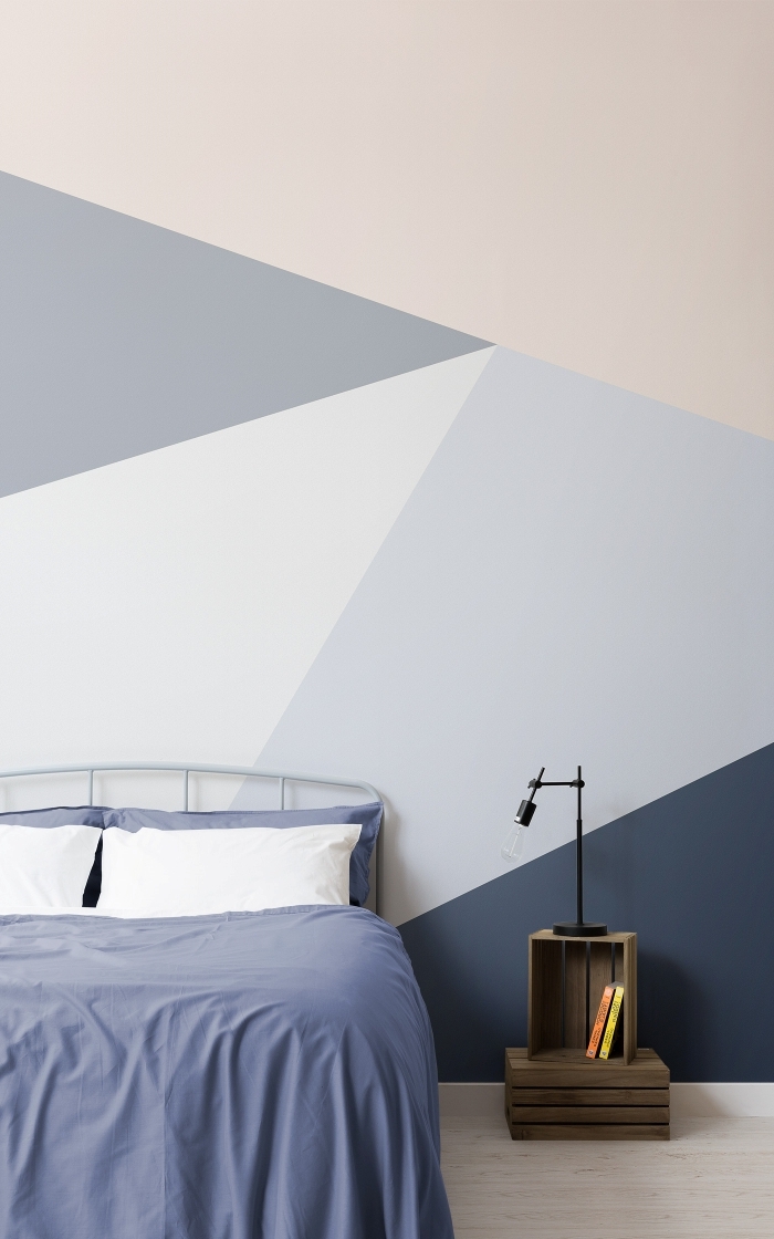 décoration petite chambre à coucher peinture géométrique chambre triangles nuances de gris et beige meubles cagette bois