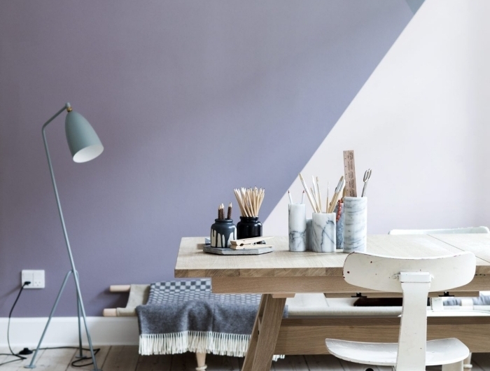 décoration studio meubles blancs peinture triangle motifs géométriques nuances violet lampe sur pied vert pastel