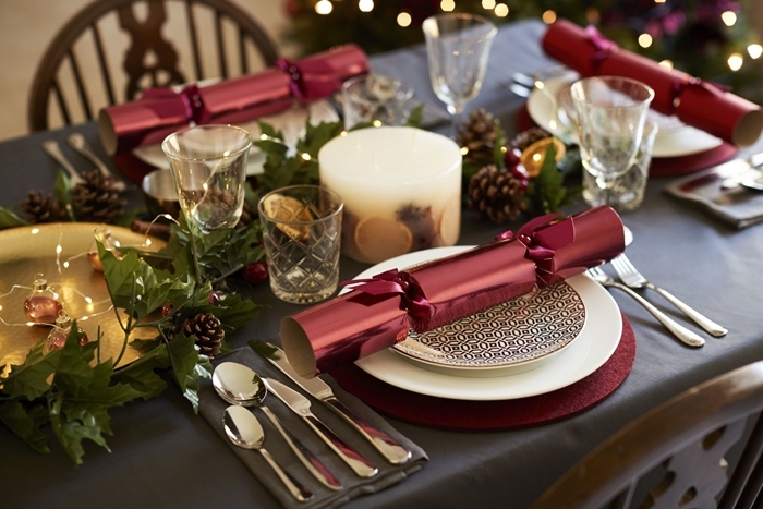 emballage cadeau de table noel rouge assiette ronde blanche plateau or verre bougies fruits séchés pomme de pin