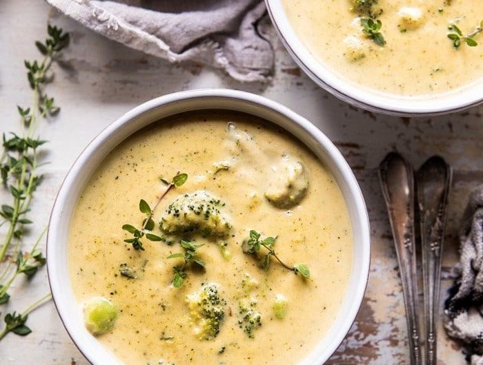 entree chaude facile et chic soupe avec des broccolis a la creme garnie de thyme des cuilleres argenitnes