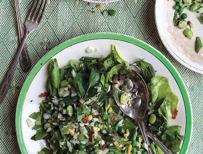 entré d hiver dfaicle avec des salades vertes et des céréales servie sur une nappe en raies avec couverts argentines