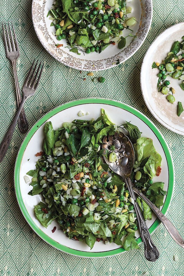 entré d hiver dfaicle avec des salades vertes et des céréales servie sur une nappe en raies avec couverts argentines
