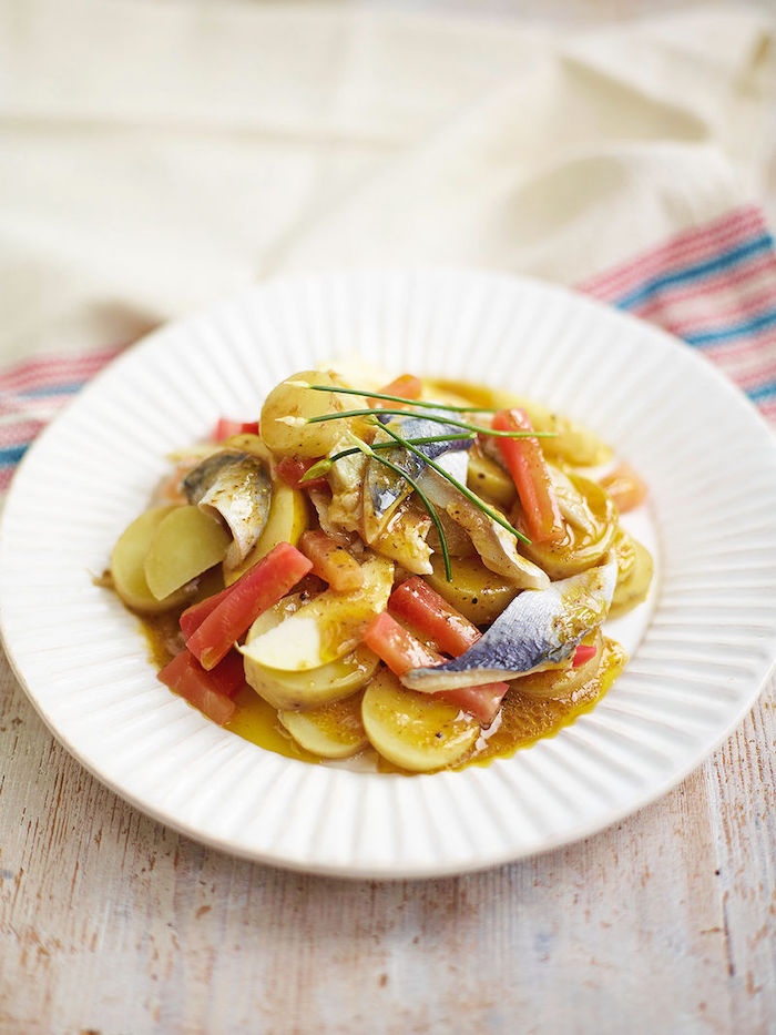 entrее facile et originale soupe de poisson avec des legumes dans une assiette blanche