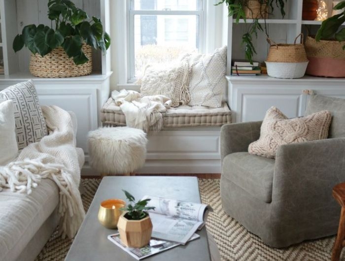 exemple de coin lecture cocooning fenêtre en coussins décoratifs tricot paniers de rangement et plantes plaid tapis tressé