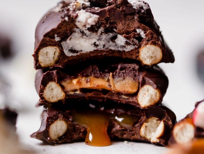 faire bonbon chocolat dans un bretzel avec farce de bonbon beurre d arachide caramel idée recette noel simple et rapide