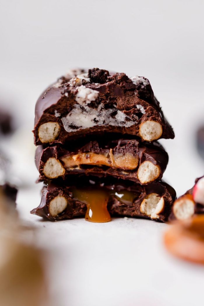 faire bonbon chocolat dans un bretzel avec farce de bonbon beurre d arachide caramel idée recette noel simple et rapide