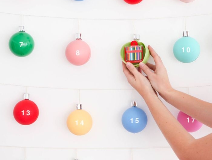 faire son calendrier de l avent en boules de noel colorées avec chiffres et urpises jouets petits cadeaux à l intérieur