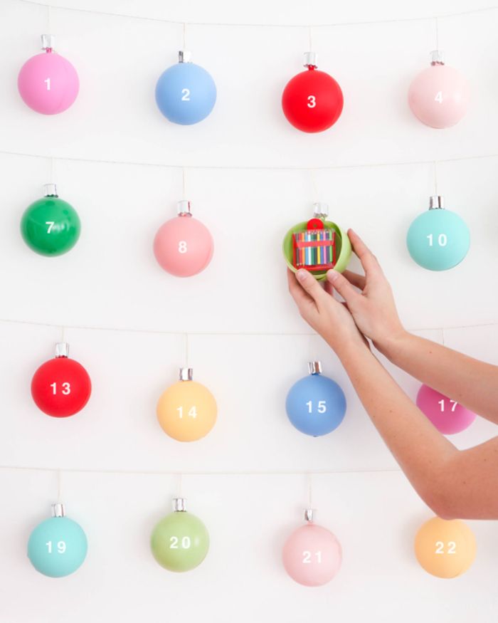 faire son calendrier de l avent en boules de noel colorées avec chiffres et urpises jouets petits cadeaux à l intérieur