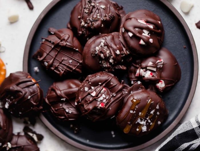 faire un biacuit de noel dans un bretzle au chocolat avec topping de menthe poivrée dessert de noel facile