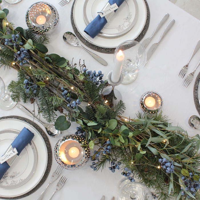 fruits mures deco noel diy branches vertes bougeoir serviette bleue déco table blanc et bleu avec accents nature