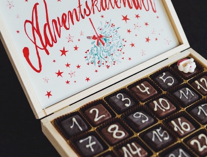 idee calendrier de l avent avec une boite a bonbones de chocolat numerotes idee d offrir a un ado
