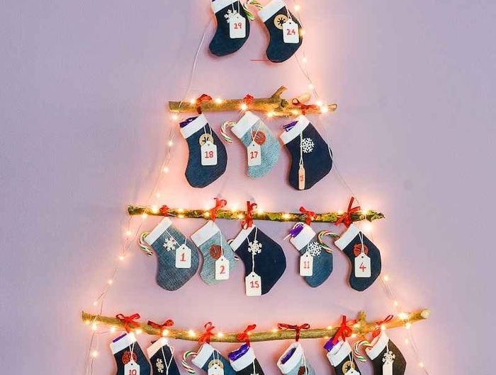 idee calendrier de l avent en forme d un arbre de noel avec des lumierres et chausettes a remplir