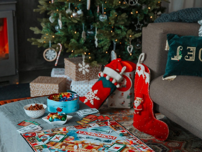 idee de cadeau de noel pour un ado garcon des jeux de tables a cote du sapin de noel et pres d une cheminee