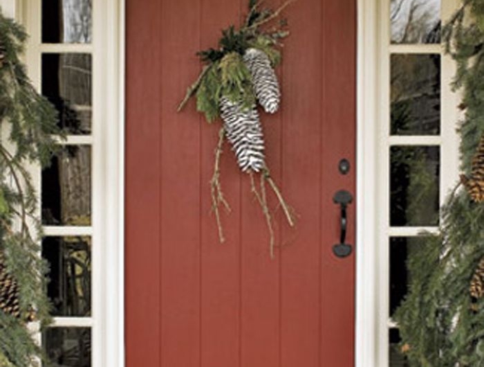 idee deco noel exterieur naturel avec une abondance de cones de pin a la porte