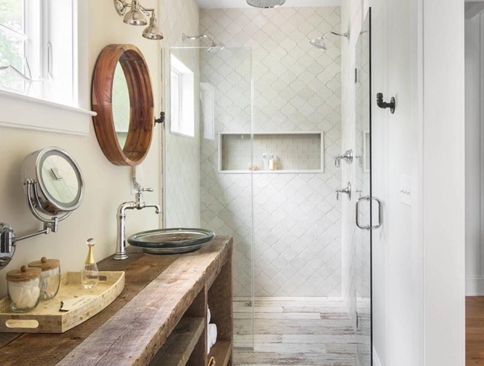 idee deco salle de bain blanc et bois comptoir bois brut rangement ouvert serviette de bain tapis moelleux