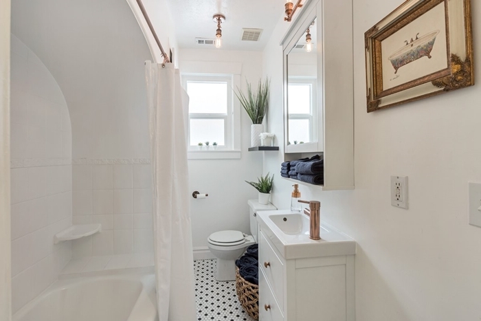 idee deco salle de bain minimaliste sous combles rideaux baignoire meuble évier blanc accents rose gold