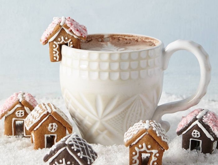 idee menu noel une tasse en porcelaine avec du chocolat chaud et des petites maisons en pain d epices comme decoration