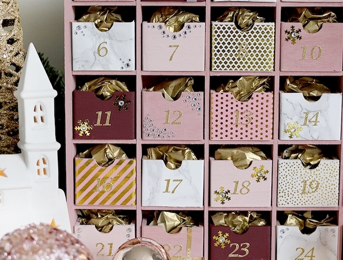 idees remplir calendrier avent adulte des boites noires dans une cage rose avec decoration de noel