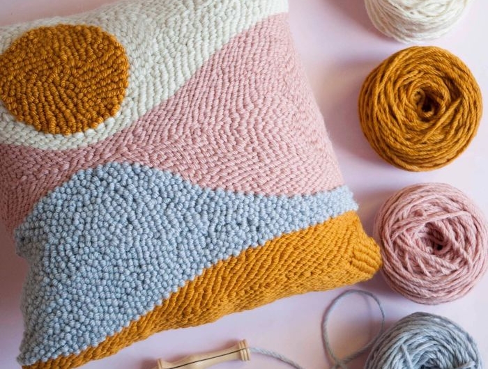 idée cadeau d anniversaire en confinement un ensemble de tricoter et faire la broderie un coussin et differentes fils avec des crochets