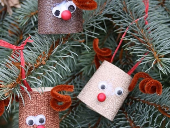 idée activité manuelle noel maternelle avec des tubes rouleaux de papier toilette rennes de pere noel avec des bois en cure pipe des yeux mobiles et nez rouge