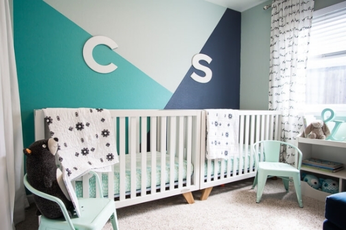 idée motif peinture murale décoration chambre à coucher enfant chaise vert pastel rideaux blancs meuble rangement ouvert
