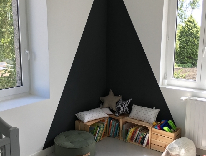 idée peinture chambre enfant façon tipi couleur noire triangle rangement jouet boîtes bois cagette pouf velour vert foncé tapis beige