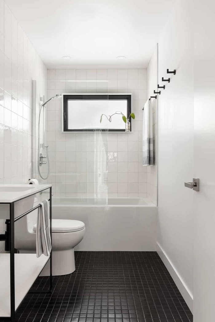 idée petite salle de bain en blanc et noir décoration minimaliste baignoire verrière douche robinet inox