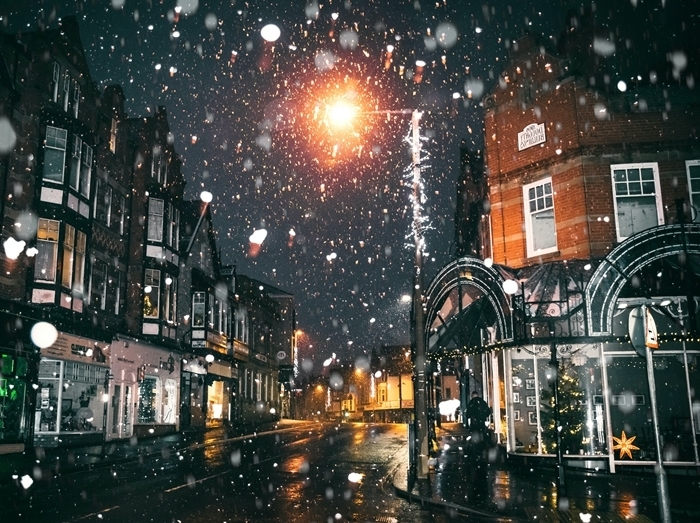 image paysage hiver promenade en ville nuit noel flocons de neige chute neige bâtiments ciel nocturne