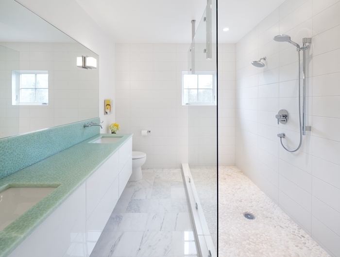 inspiration sallе de bain blanche comptoir vert pastel meuble sous évier blanc cuvette wc cabine douche verre