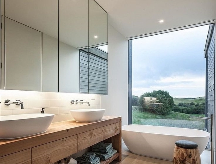 inspiration sallе de bain moderne meuble sous évier bois rangement ouvert double vasque baignoire autportante