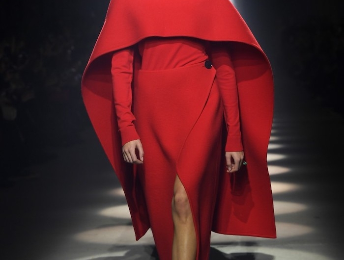 kaia gerber defile avec une cape et une robe rouges tendances automne hiver 2020