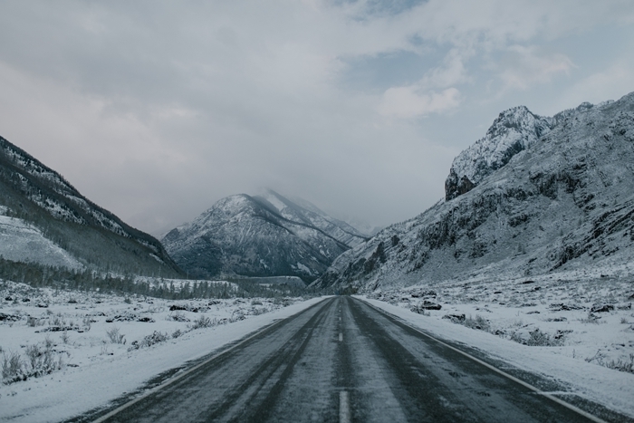 les meilleurs paysage hiver escapade noel voiture découverte vue montagne enneigée route ciel nuages
