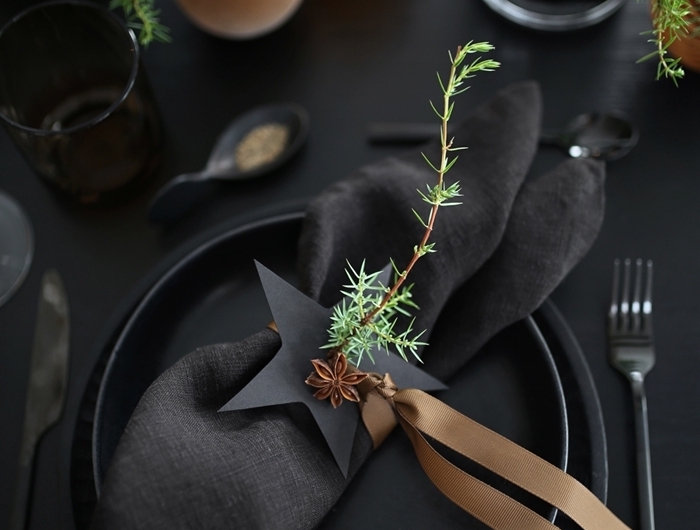 les plus belles tables de noel décoration stylée serviette pliage technique ruban doré table noir mat couvercles en noir
