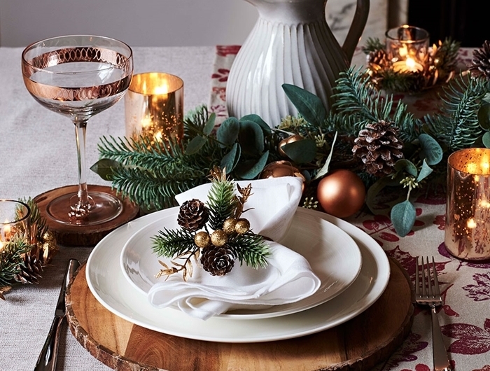 les plus belles tables de noel rondelle bois assiette blanche serviette verdure pommes de pin verres accents rose gold
