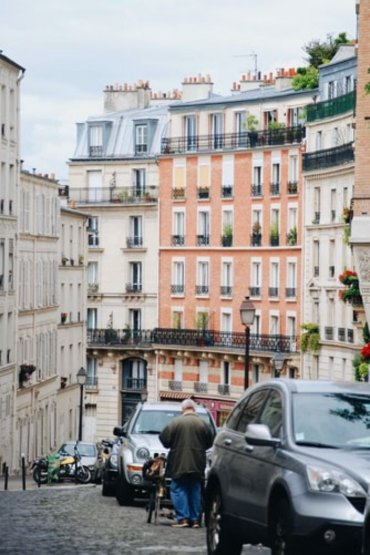 les rues parisiennes appartement dans le cetrne du paris voitures sur la rue