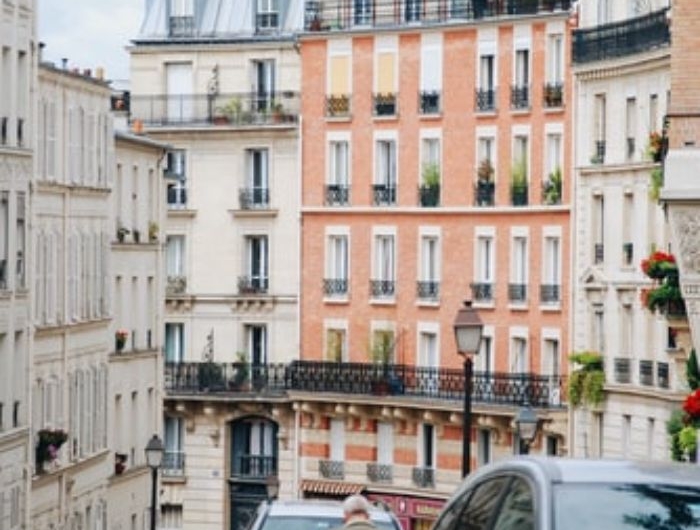 les rues parisiennes appartement dans le cetrne du paris voitures sur la rue
