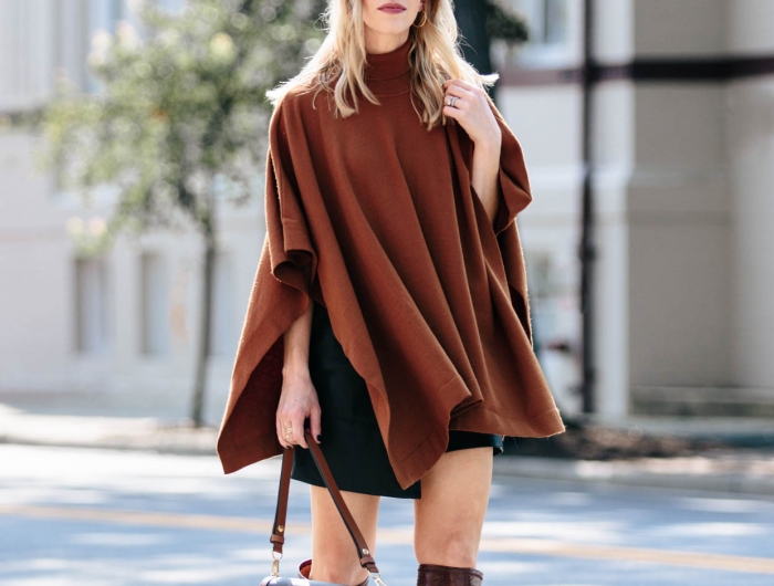 look hiver femme en marron avec un poncho et jupe noire sac et bottes en cuir