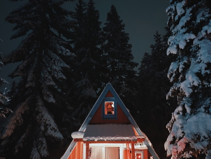 lumière nuit cabane bois véranda image paysage hiver photogprahie neige arbres sapin enneigé